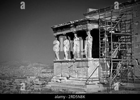 Le porche Caryatide de l'Erechtheion à Athènes, Grèce. Banque D'Images