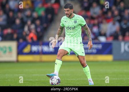 Cheltenham, Royaume-Uni. 18 juillet 2023. Alex Mowatt #27 de West Bromwich Albion contrôle le ballon lors du match amical de pré-saison Cheltenham Town vs West Bromwich Albion au Stadium complètement Suzuki, Cheltenham, Royaume-Uni, le 18 juillet 2023 (photo de Gareth Evans/News Images) à Cheltenham, Royaume-Uni le 7/18/2023. (Photo Gareth Evans/News Images/Sipa USA) crédit : SIPA USA/Alamy Live News Banque D'Images