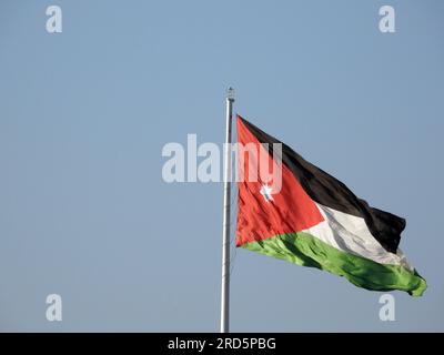 Amman, Jordanie : mât du drapeau jordanien (jour de l'indépendance jordanienne) Banque D'Images