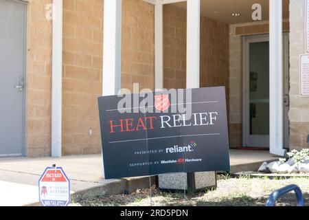 Plano, États-Unis. 18 juillet 2023. La photo prise le 18 juillet 2023 montre une station de refroidissement pour la population locale à Plano, Texas, États-Unis. Des avis de chaleur, des avertissements de chaleur excessive et des surveillances de chaleur excessive ont été mis en place dans des États tels que la Californie, le Nevada, l'Arizona, le Nouveau-Mexique, la Louisiane, Texas, Arkansas, Mississippi, Alabama, Oklahoma et Floride. Crédit : Dan Tian/Xinhua/Alamy Live News Banque D'Images