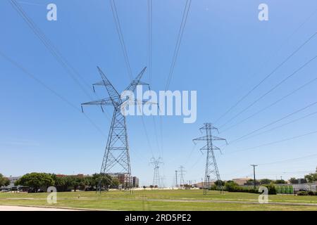 Plano, États-Unis. 18 juillet 2023. La photo prise le 18 juillet 2023 montre des lignes de transport d'énergie électrique à Plano, Texas, États-Unis. Des avis de chaleur, des avertissements de chaleur excessive et des surveillances de chaleur excessive ont été mis en place dans des États tels que la Californie, le Nevada, l'Arizona, le Nouveau-Mexique, la Louisiane, Texas, Arkansas, Mississippi, Alabama, Oklahoma et Floride. Crédit : Dan Tian/Xinhua/Alamy Live News Banque D'Images