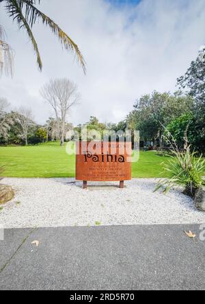 Paihia, Nouvelle-Zélande - 1 juillet 2023 : un panneau d'emplacement de repère pour Paihia situé dans le Paihia Village Green Park le long de Marsden Road sur le front de mer. Banque D'Images