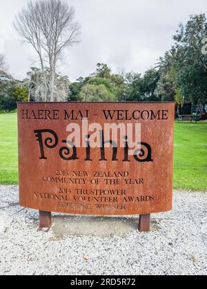 Paihia, Nouvelle-Zélande - 1 juillet 2023 : un panneau d'emplacement de repère pour Paihia situé dans le Paihia Village Green Park le long de Marsden Road sur le front de mer. Banque D'Images