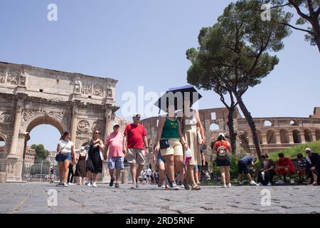 Rome, Italie. 18 juillet 2023. Les touristes marchent près du Colisée à Rome par une chaude journée d'été (photo de Matteo Nardone/Pacific Press) crédit : Pacific Press Media production Corp./Alamy Live News Banque D'Images