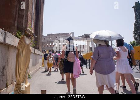 Rome, RM, Italie. 18 juillet 2023. Les touristes marchent vers le Colisée à Rome par une chaude journée d'été (crédit image : © Matteo Nardone/Pacific Press via ZUMA Press Wire) À USAGE ÉDITORIAL SEULEMENT! Non destiné à UN USAGE commercial ! Banque D'Images