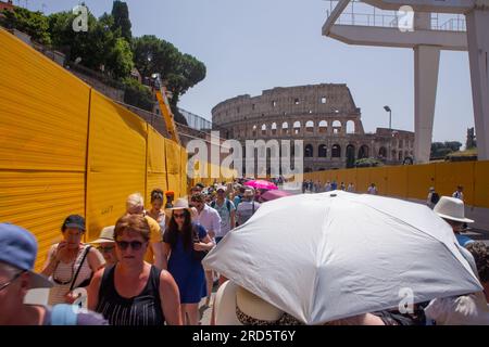 Rome, RM, Italie. 18 juillet 2023. Les touristes marchent vers le Colisée à Rome par une chaude journée d'été (crédit image : © Matteo Nardone/Pacific Press via ZUMA Press Wire) À USAGE ÉDITORIAL SEULEMENT! Non destiné à UN USAGE commercial ! Banque D'Images