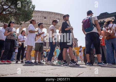 Rome, RM, Italie. 18 juillet 2023. Les touristes font la queue pour de l'eau dans un distributeur automatique ACEA devant le Colisée à Rome (crédit image : © Matteo Nardone/Pacific Press via ZUMA Press Wire) À USAGE ÉDITORIAL UNIQUEMENT! Non destiné à UN USAGE commercial ! Banque D'Images