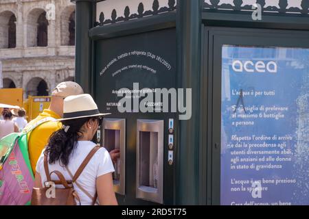 Rome, RM, Italie. 18 juillet 2023. Les touristes font la queue pour de l'eau dans un distributeur automatique ACEA devant le Colisée à Rome (crédit image : © Matteo Nardone/Pacific Press via ZUMA Press Wire) À USAGE ÉDITORIAL UNIQUEMENT! Non destiné à UN USAGE commercial ! Banque D'Images