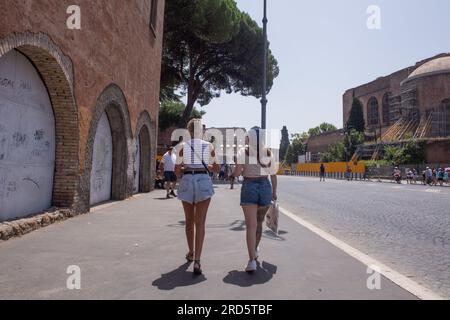 Rome, RM, Italie. 18 juillet 2023. Les filles marchent vers le Colisée à Rome par une chaude journée d'été (crédit image : © Matteo Nardone/Pacific Press via ZUMA Press Wire) USAGE ÉDITORIAL SEULEMENT! Non destiné à UN USAGE commercial ! Banque D'Images