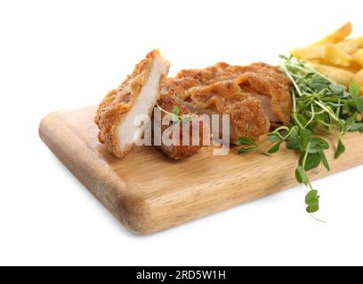 Délicieux schnitzel coupé avec frites et microgreens sur fond blanc Banque D'Images