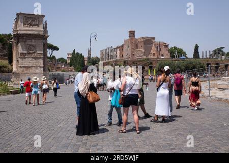 Rome, Italie. 18 juillet 2023. Touriste devant le Colisée à Rome par une chaude journée d'été (photo de Matteo Nardone/Pacific Press/Sipa USA) crédit : SIPA USA/Alamy Live News Banque D'Images