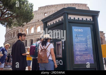 Rome, Italie. 18 juillet 2023. Les touristes font la queue pour obtenir de l'eau dans un distributeur automatique ACEA devant le Colisée à Rome (photo de Matteo Nardone/Pacific Press/Sipa USA) crédit : SIPA USA/Alamy Live News Banque D'Images