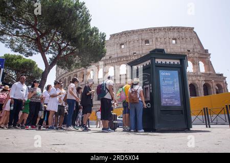 Rome, Italie. 18 juillet 2023. Les touristes font la queue pour obtenir de l'eau dans un distributeur automatique ACEA devant le Colisée à Rome (photo de Matteo Nardone/Pacific Press/Sipa USA) crédit : SIPA USA/Alamy Live News Banque D'Images