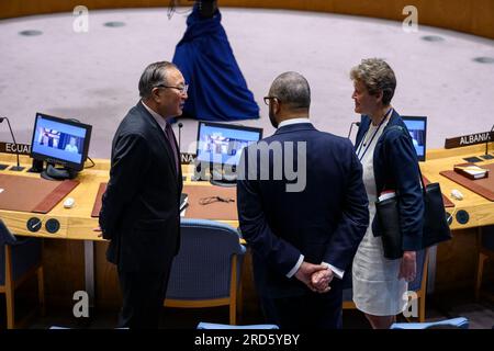 (230719) -- NATIONS UNIES, 19 juillet 2023 (Xinhua) -- Zhang Jun (G), représentant permanent de la Chine auprès des Nations Unies, s'entretient avec d'autres délégués avant une séance d'information du Conseil de sécurité des Nations Unies sur l'intelligence artificielle au siège des Nations Unies à New York, le 18 juillet 2023. Zhang a appelé mardi à un véritable multilatéralisme dans le développement de la gouvernance de l’intelligence artificielle (IA). En tant qu’épée à double tranchant, que l’IA soit bonne ou mauvaise dépend de la façon dont elle est utilisée et réglementée, et de la façon d’équilibrer développement et sécurité, a déclaré Zhang lors du briefing. (Loey Felipe/photo ONU/document via Xinhua) Banque D'Images