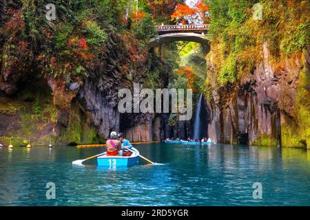 Miyazaki, Japon - novembre 24 2022 : la gorge de Takachiho est un étroit gouffre coupé à travers la roche par la rivière Gokase, de nombreuses activités pour les touristes comme le rowi Banque D'Images