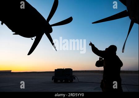 Des militaires américains visitent un AC-130J Ghostrider affecté au 73e escadron des opérations spéciales à la base aérienne Al Udeid, Qatar, le 28 juin 2023. La tournée, ouverte à tous les membres des services américains à AUAB, a montré comment le 73e SOS de Hurlburt Field, en Floride, contribue à la mission aux États-Unis Domaine de responsabilité du Commandement central. (ÉTATS-UNIS Photo Air Force par l'aviateur Leon Redfern) Banque D'Images