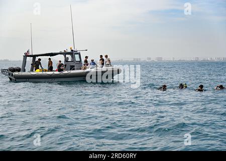 CARTAGENA, COLOMBIE (18 juillet 2023) les forces multinationales se préparent à attacher une ligne sur une mine d'exercice pendant UNITAS LXIV, le 18 juillet 2023. UNITAS est l’exercice maritime le plus ancien au monde. Accueilli cette année par la Colombie, il rassemble des forces multinationales de 20 pays partenaires, dont 26 navires de guerre, trois sous-marins, 25 aéronefs (voilure fixe/hélicoptère) et environ 7 000 personnes. L’exercice entraîne les forces dans des opérations maritimes interarmées qui améliorent la compétence tactique et augmentent l’interopérabilité avec la présence de systèmes aériens, de surface et sous-marins sans pilote. (ÉTATS-UNIS Marine Banque D'Images