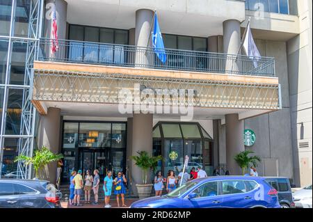 NOUVELLE-ORLÉANS, LA, USA - 2 JUILLET 2023 : devant l'hôtel Sheraton du côté centre-ville de Canal Street avec des touristes réunis pour le festival essence Banque D'Images