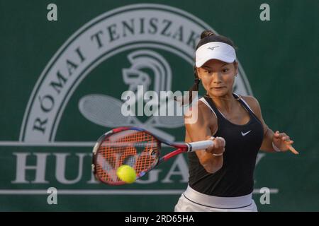 Budapest. 18 juillet 2023. Amarissa Toth, de Hongrie, concourt lors du match en simple féminin de 32 entre Amarissa Toth, de Hongrie, et Zhang Shuai, de Chine, au Grand Prix de Hongrie WTA 250 à Budapest, Hongrie, le 18 juillet 2023. Crédit : Attila Volgyi/Xinhua/Alamy Live News Banque D'Images