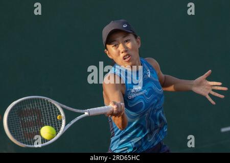 Budapest. 18 juillet 2023. Zhang Shuai, de Chine, concourt lors du match en simple féminin de 32 entre Amarissa Toth, de Hongrie, et Zhang Shuai, de Chine, au Grand Prix de Hongrie WTA 250 à Budapest, Hongrie, le 18 juillet 2023. Crédit : Attila Volgyi/Xinhua/Alamy Live News Banque D'Images