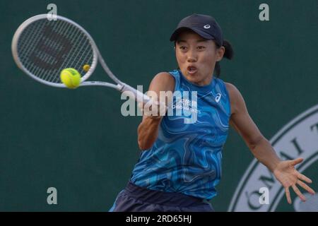 Budapest. 18 juillet 2023. Zhang Shuai, de Chine, concourt lors du match en simple féminin de 32 entre Amarissa Toth, de Hongrie, et Zhang Shuai, de Chine, au Grand Prix de Hongrie WTA 250 à Budapest, Hongrie, le 18 juillet 2023. Crédit : Attila Volgyi/Xinhua/Alamy Live News Banque D'Images