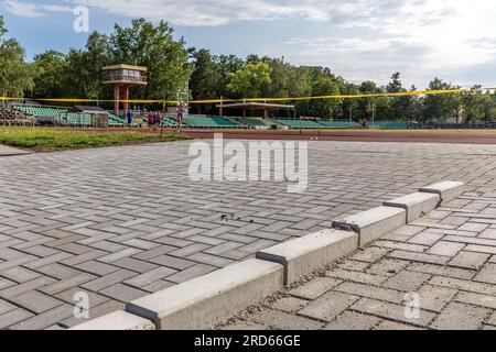 PRODUCTION - 18 juillet 2023, Brandenburg, Cottbus : une entrée du stade d'athlétisme Cottbus est actuellement en cours de conversion pour le rendre accessible. Les fonds structurels du gouvernement fédéral pour les régions de lignite seront utilisés pour soutenir divers projets du ministère de l'éducation et des sports du Brandebourg en Lusace. Il s'agit notamment de l'agrandissement du Centre olympique de Cottbus. «Cela comprend la construction d'une nouvelle salle de trampoline ainsi que la construction d'un centre de paracyclisme, la construction d'une «Maison des Sports» et le développement sans obstacle du centre sportif,» le min Banque D'Images