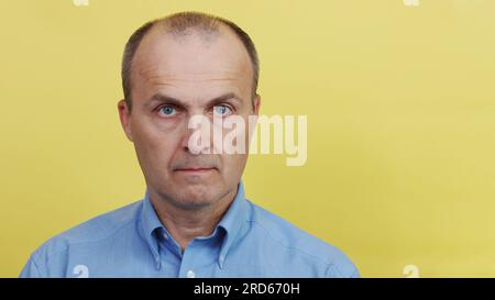 Portrait complet d'un bel homme âgé dans une chemise bleue. Banque D'Images