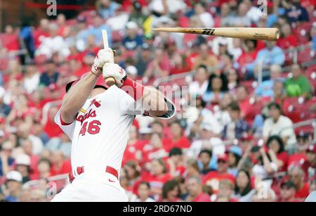 St. Louis, États-Unis. 18 juillet 2023. St. Louis Cardinals Paul Goldschmidt saute la batte en première manche contre les Marlins de Miami au Busch Stadium de St. Louis le mardi 18 juillet 2023. Photo de Bill Greenblatt/UPI crédit : UPI/Alamy Live News Banque D'Images