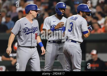Chris Taylor (3), l’infidieur des Los Angeles Dodgers, célèbre avec ses coéquipiers à domicile après avoir frappé un grand chelem en haut de la sixième manche contre les Orioles de Baltimore le 17 juillet 2023 à Oriole Park à Camden Yards à Baltimore MD (Alyssa Howell/image of Sport) Banque D'Images