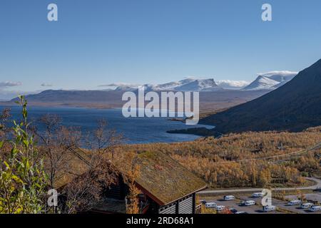 Saison d'automne à Abisko avec le lac Tornetraesk en arrière-plan, prise de Bjoerkliden, Laponie suédoise, Suède. Banque D'Images