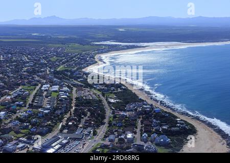 Jeffreys Bay, Eastern Cape South Africa - 11 juillet 2023 : vue aérienne de Jeffreys Bay un jour d'hiver. Banque D'Images