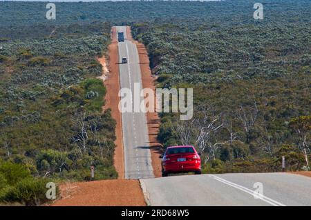 Trafic sur l'Eyre Highway, l'autoroute 1 d'Australie, Australie méridionale Banque D'Images