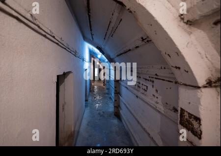 Gjirokastra, Albanie. 04 mai 2023. Un bunker abandonné sous la forteresse de la ville. Crédit : Sebastian Kahnert/dpa/Alamy Live News Banque D'Images