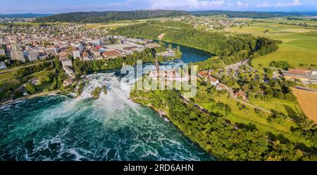 Neuhausen, Suisse - juin 26. 2021 : Panorama aérien par drone des chutes du Rhin avec château de Schloss Laufen, Suisse. Rhine Falls est la plus grande wa Banque D'Images