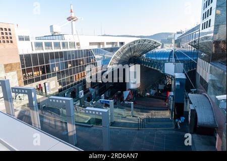 Kyoto, Japon, 29 décembre 2019. Impression de la cage d'escalier principale menant au toit de la gare de Kyoto, un bâtiment célèbre pour son architecture moderne. Banque D'Images