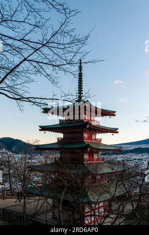 Shimoyoshida, Japon - 27 décembre 2019. Photo extérieure de la célèbre Pagode Chureito avec le mont fuji comme arrière-plan. Banque D'Images