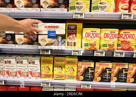 Produits de café instantané dans une épicerie Banque D'Images