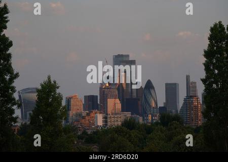 Photo de dossier datée du 19/07/2022 de la Skyline de la City de Londres au lever du soleil. Selon une nouvelle analyse, la proportion de sociétés cotées au Royaume-Uni qui ont émis des avertissements de bénéfices au cours de l’année écoulée était plus élevée que n’importe quelle année depuis 2008, en dehors de la pandémie. Date de publication : mercredi 19 juillet 2023. Banque D'Images