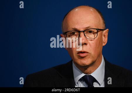 Photo du dossier datée du 20/10/21 du directeur médical national du NHS England Stephen Powis lors d'un point de presse à Downing Street, Londres. M. Powis a mis en garde contre les perturbations de masse attendues à travers le NHS alors que les consultants se déplacent à fournir une couverture d'urgence juste lorsque les médecins consultants et les dentistes basés dans les hôpitaux se mettent en grève pendant 48 heures. Date de publication : mercredi 19 juillet 2023. Banque D'Images