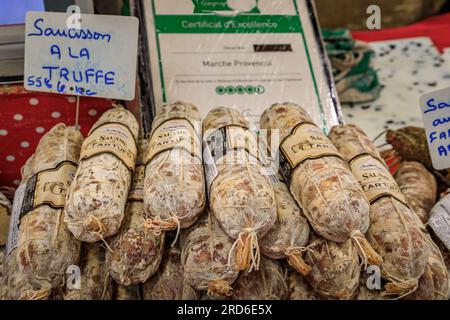 Antibes, France - 24 mai 2023 : saucisse artisanale au salami à la truffe à vendre dans un marché couvert de producteurs provençaux locaux dans la vieille ville Banque D'Images