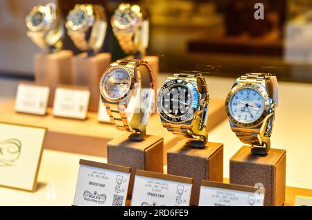 Zermatt, Suisse - 21 mai 2023 : montres de luxe Rolex en vente dans la vitrine 'BUCHERER BOUTIQUE ROLEX ZERMATT' Bahnhofstrasse Banque D'Images