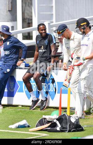 Hove UK 10th juillet 2023 - Fast Bowler Jofra Archer du Sussex qui est blessé en ce moment semble détendu alors que Sussex affronte le Derbyshire pendant la première journée du match de cricket LV= Insurance County Championship au 1st Central County Ground à Hove : Crédit Simon Dack /TPI/ Alamy Live News Banque D'Images