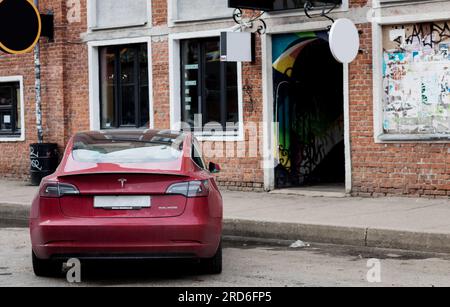 Minsk, Biélorussie, juillet 2023 - nouvelle voiture électrique de luxe Tesla. vue arrière auto moderne Banque D'Images