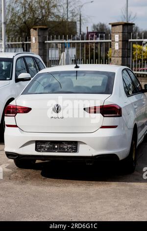 Minsk, Biélorussie, juillet 2023 - vue arrière blanche Volkswagen Polo sur le parking Banque D'Images