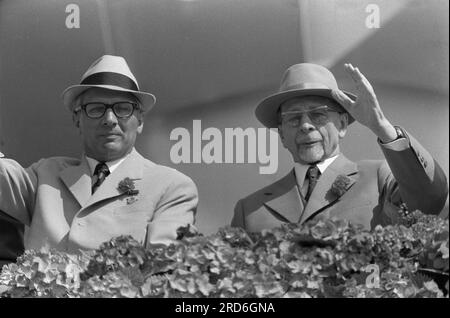 PHOTO D'ARCHIVE : il y a 70 ans, le 24 juillet 1953, Walter Ulricht du Comité central du SED, Erich HONECKER (à gauche), Premier secrétaire du Comité central et Walter ULBRICHT, président du Conseil d'Etat de la RDA, BB, saluaient, en saluant, le défilé du 1 mai 1972. ? Banque D'Images