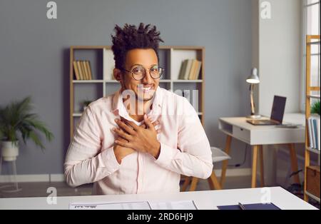 Homme biracial souriant regardant l'écran en visiophant un appel vidéo Banque D'Images