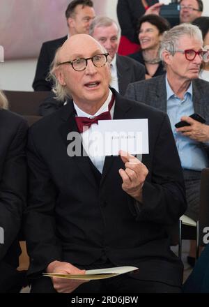 PHOTO D'ARCHIVE : Otto WAALKES aura 75 ans le 22 juillet 2023, Otto WAALKES (Hambourg, comédien) honorant et décernant l'ordre du mérite de la République fédérale d'Allemagne aux citoyens par le Président fédéral au Palais Bellevue, Berlin, Allemagne sur 02.10.2018 Â Banque D'Images