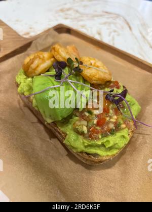 Bruschetta aux crevettes et à l'avocat sur du pain artisanal Banque D'Images