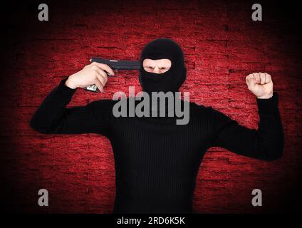 L'homme à un masque hicham dans la tête avec un pistolet Banque D'Images