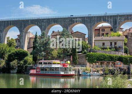 Bateau de croisière fluviale et aqueduc à Saint-Nazaire-en-Royans Drome Auvergne-Rhone-Alpes France Banque D'Images